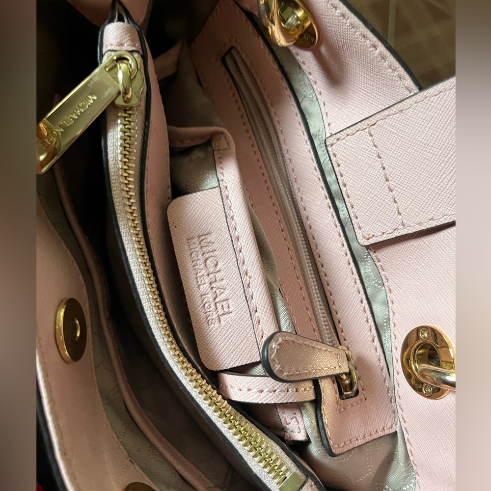 Selling MK handbag